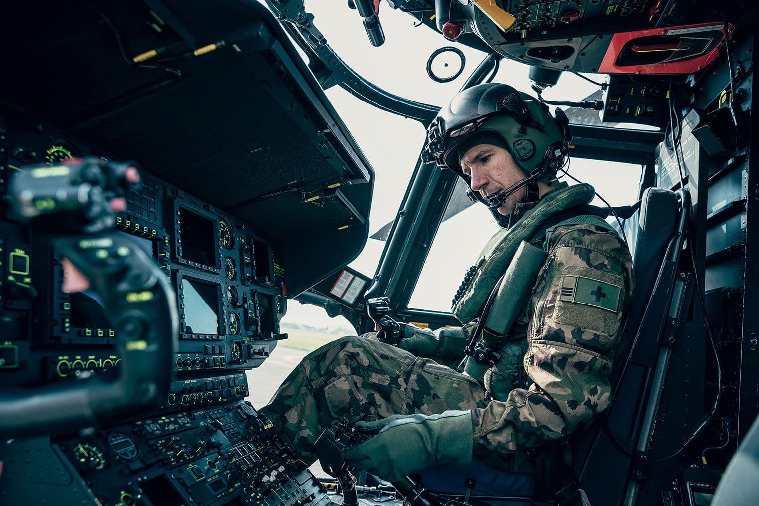 Militärpilot Helikopter sitzt im Super Puma Cockpit